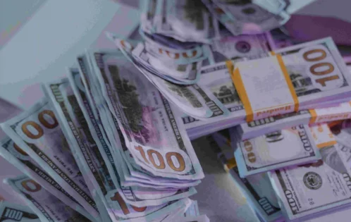 Symbolic image of money representing high-income digital skills in 2025