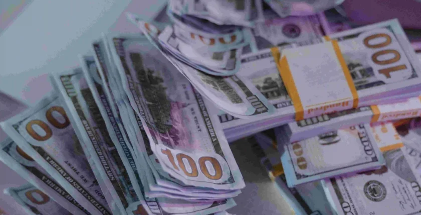 Symbolic image of money representing high-income digital skills in 2025